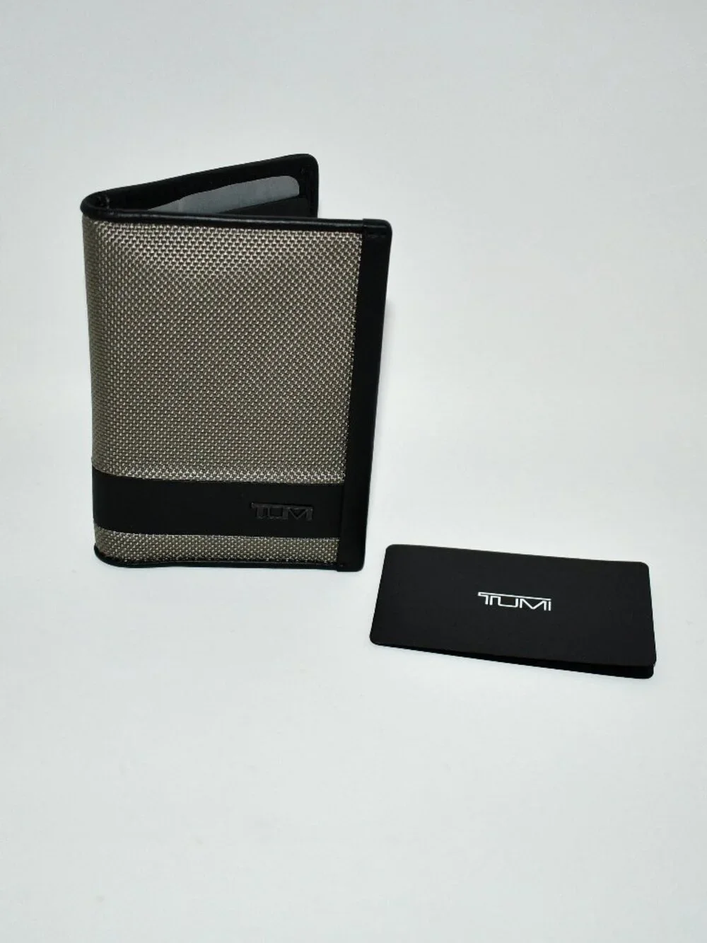 Tumi Multi Window Card Case in Grey Alloy #135626-A872 NWT